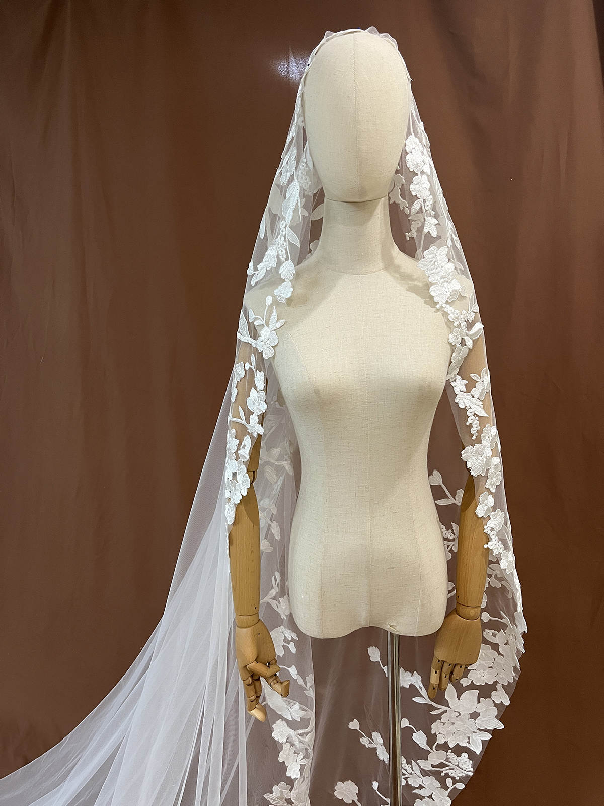 Gorgeous Wedding Veil Appliques One Layer Long Chapel Length Veils Applique Edge Custom Made Bridal Accessories High Quality