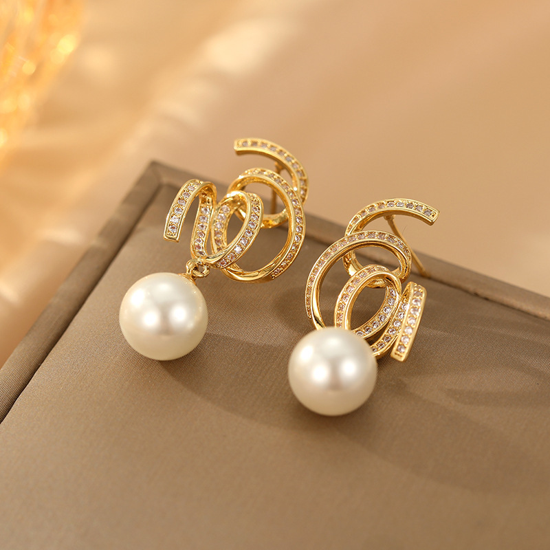 Fashionable, minimalist, cool spiral ribbon elegant temperament and versatile design. Full dia zircon, sier needle earrings with a sense of design