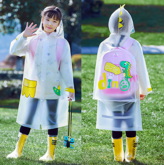 Children wearing hats and raincoats can travel with peace of mind