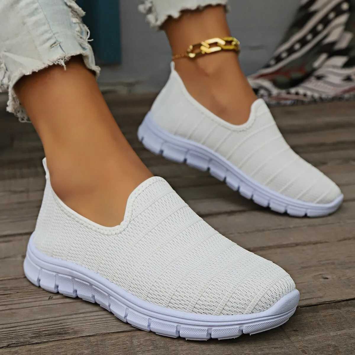 Summer sports shoes sliding on flat shoes womens fashionable casual shoes walking shoes outdoor mesh soft soled sports shoes Y241011