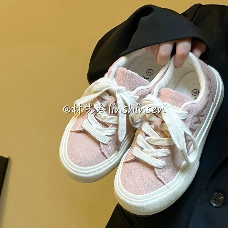 Small and niche thick soled board shoes for female students, versatile design sense, white shoes, 2024 new model