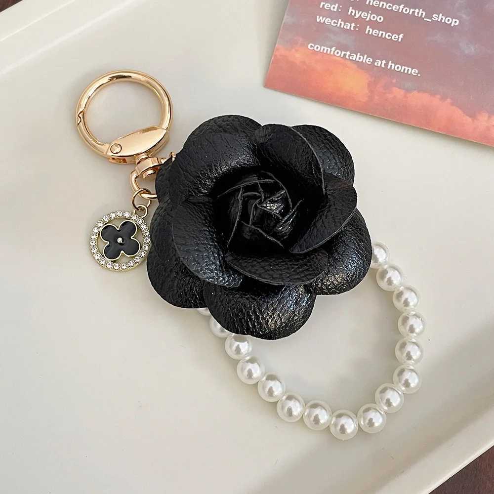 Keychains Lanyards Elegant PU leather rose camellia keychain imitates pearl keychain womens bag charm pendant pavilion car keychain J241010