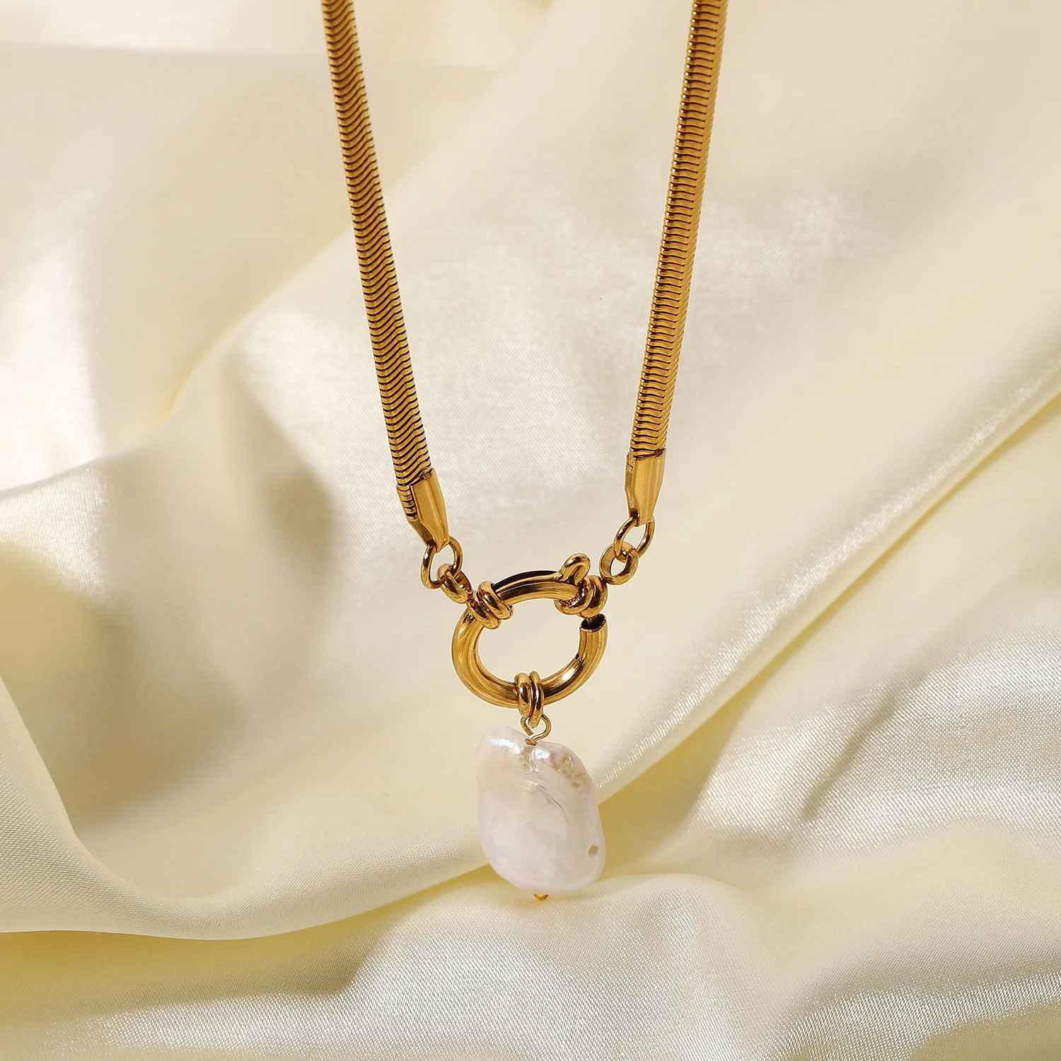Fashionable 18K gold-plated necklace with freshwater pearl stainless steel pendant necklace 240929