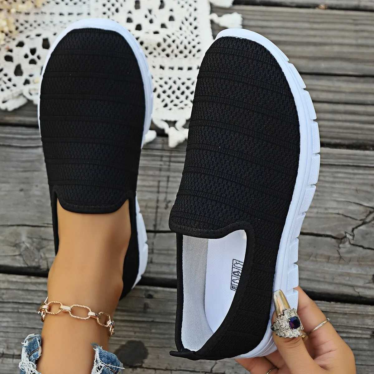 Summer sports shoes sliding on flat shoes womens fashionable casual shoes walking shoes outdoor mesh soft soled sports shoes Y241011