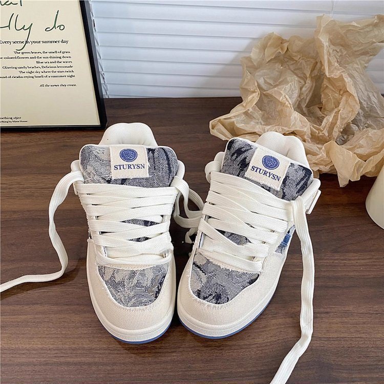 Denim design, bread shoes, women's Instagram trend, 2024 autumn new versatile casual board shoes