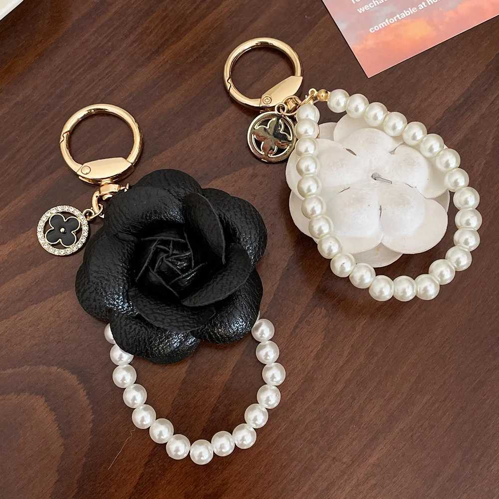 Keychains Lanyards Elegant PU leather rose camellia keychain imitates pearl keychain womens bag charm pendant pavilion car keychain J241010