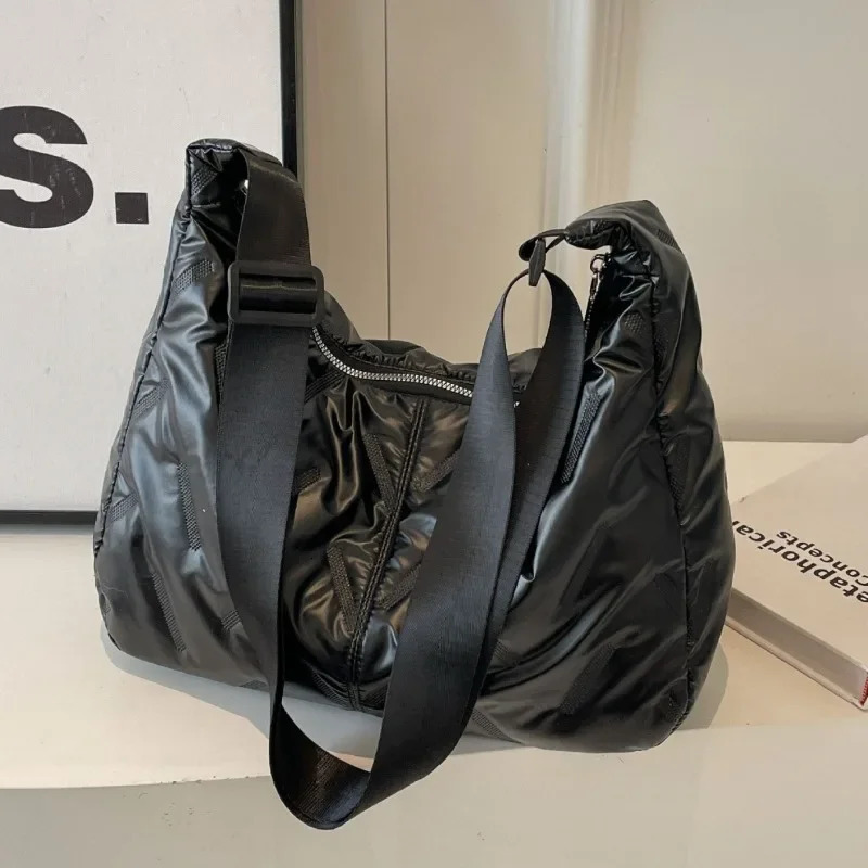 Large Capacity Womens Bag 2024 Spring/Summer Womens Pillow Large Capacity Oxford Cloth Shoulder Bag Messenger Bag 241008