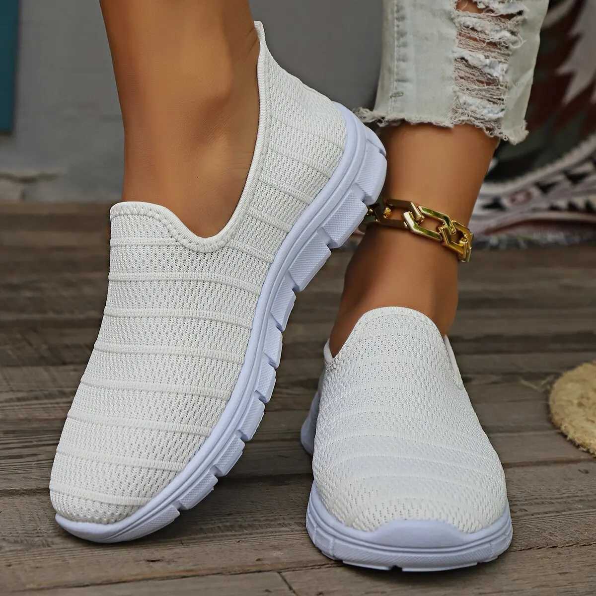 Summer sports shoes sliding on flat shoes womens fashionable casual shoes walking shoes outdoor mesh soft soled sports shoes Y241011