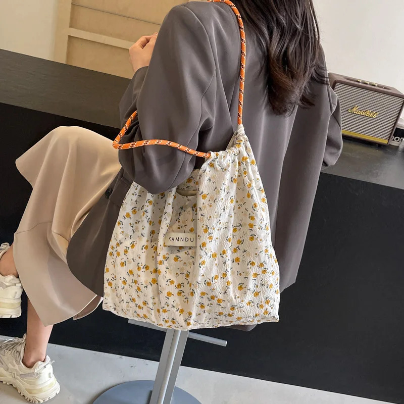 South Korean large capacity floral brushed n handbag shoulder bag pleated lightweight environmentally friendly 241008