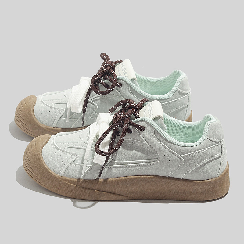 Design sense board shoes for women, 2024 autumn new fashion shoes, Korean version sports and leisure shoes, student low top German training shoes