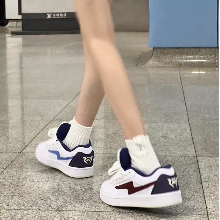 New white and blue mandarin duck lightning letter bottom bread shoes for women, Instagram design sense board shoes for women, high street white shoes