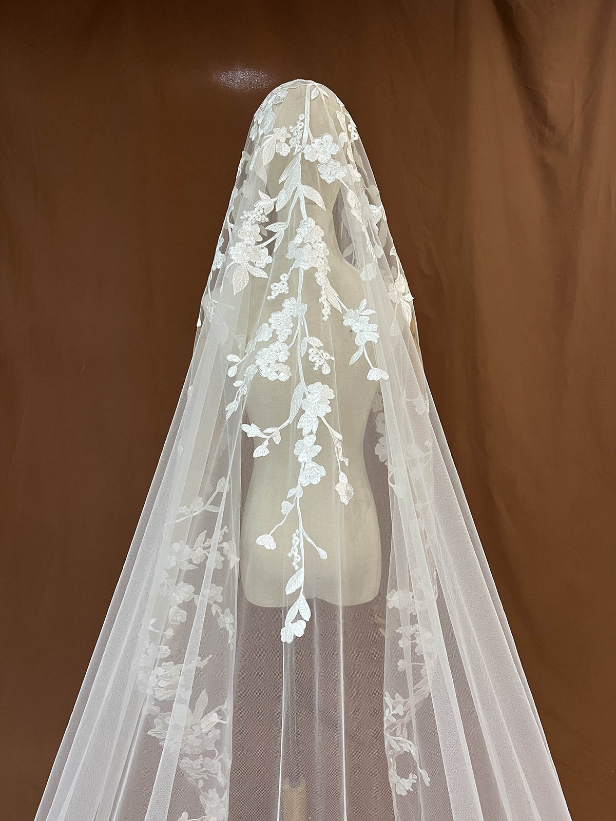 Gorgeous Wedding Veil Appliques One Layer Long Chapel Length Veils Applique Edge Custom Made Bridal Accessories High Quality