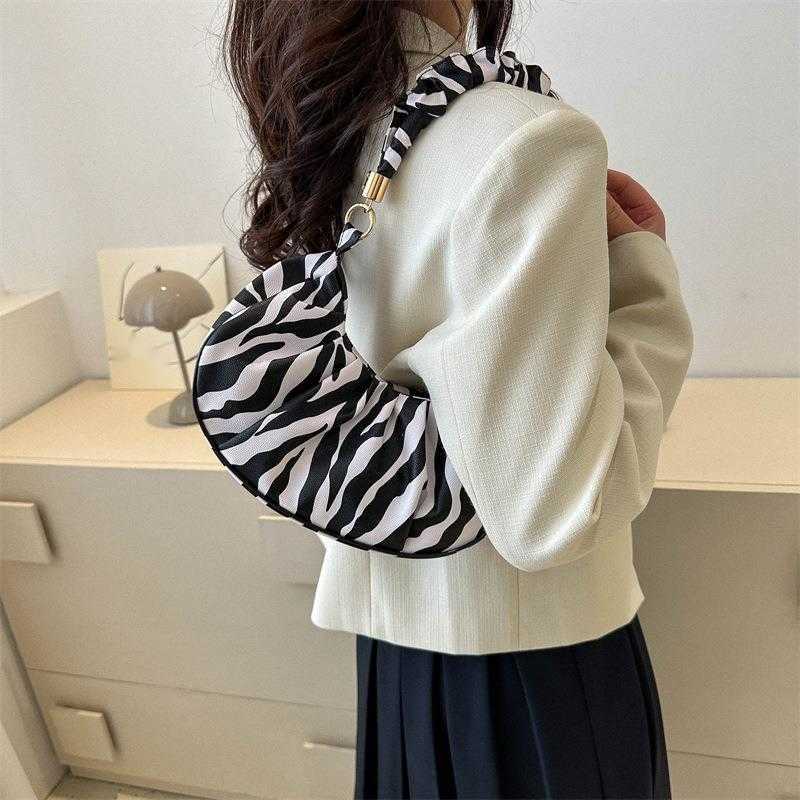 CMM New Moon Bag Womens Bag Hand Held Armpit Bag Popular Bag Womens Spring New Item Niche Fashion Shoulder Bag