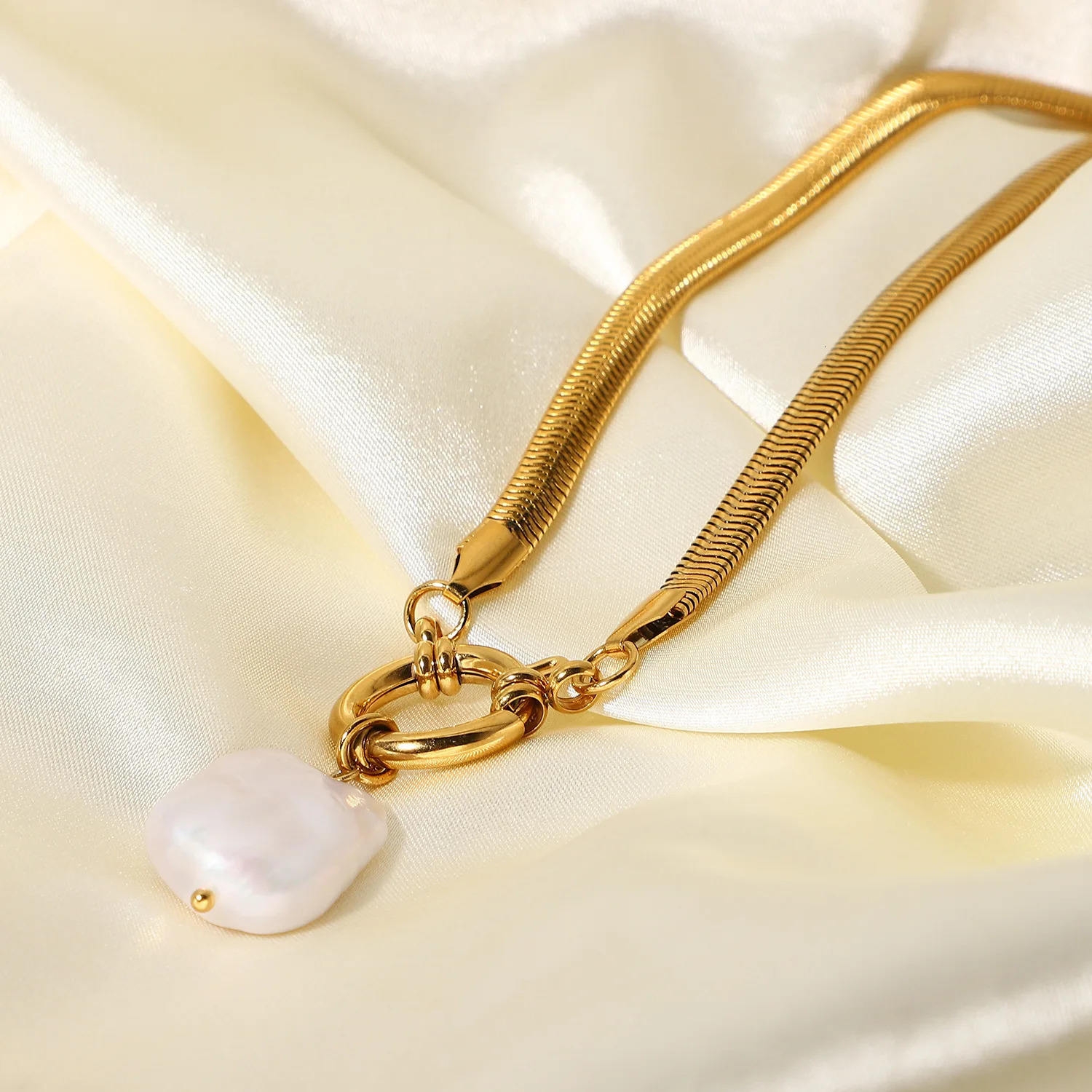 Fashionable 18K gold-plated necklace with freshwater pearl stainless steel pendant necklace 240929
