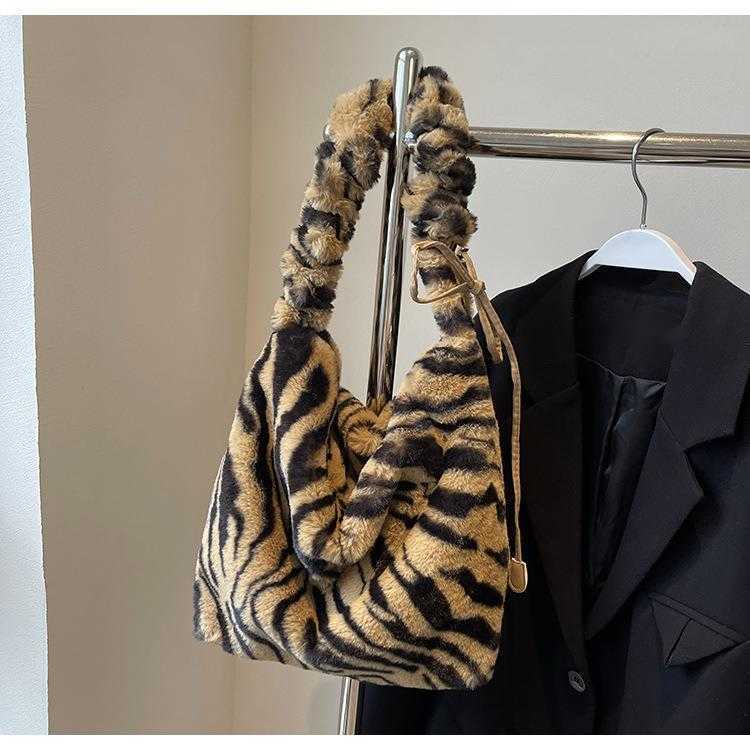 CMM Autumn and Winter New Korean Leopard Pattern Hairy Bag for Women Fashion Large Capacity Single Shoulder Underarm Bag Zebra Pattern Diagonal Cross 