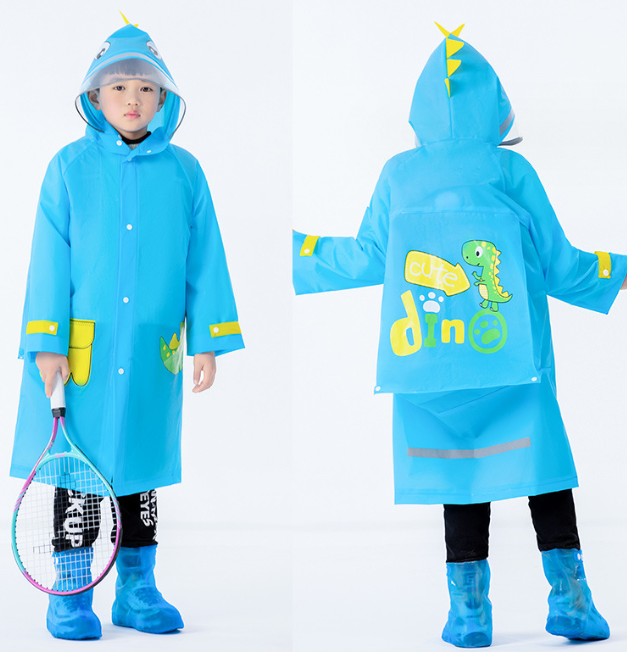 Children wearing hats and raincoats can travel with peace of mind