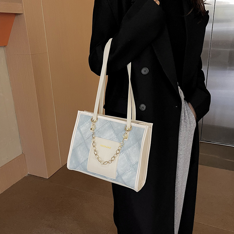 Women's large capacity commuting textured handbag winter new versatile Korean version armpit tote women's bag