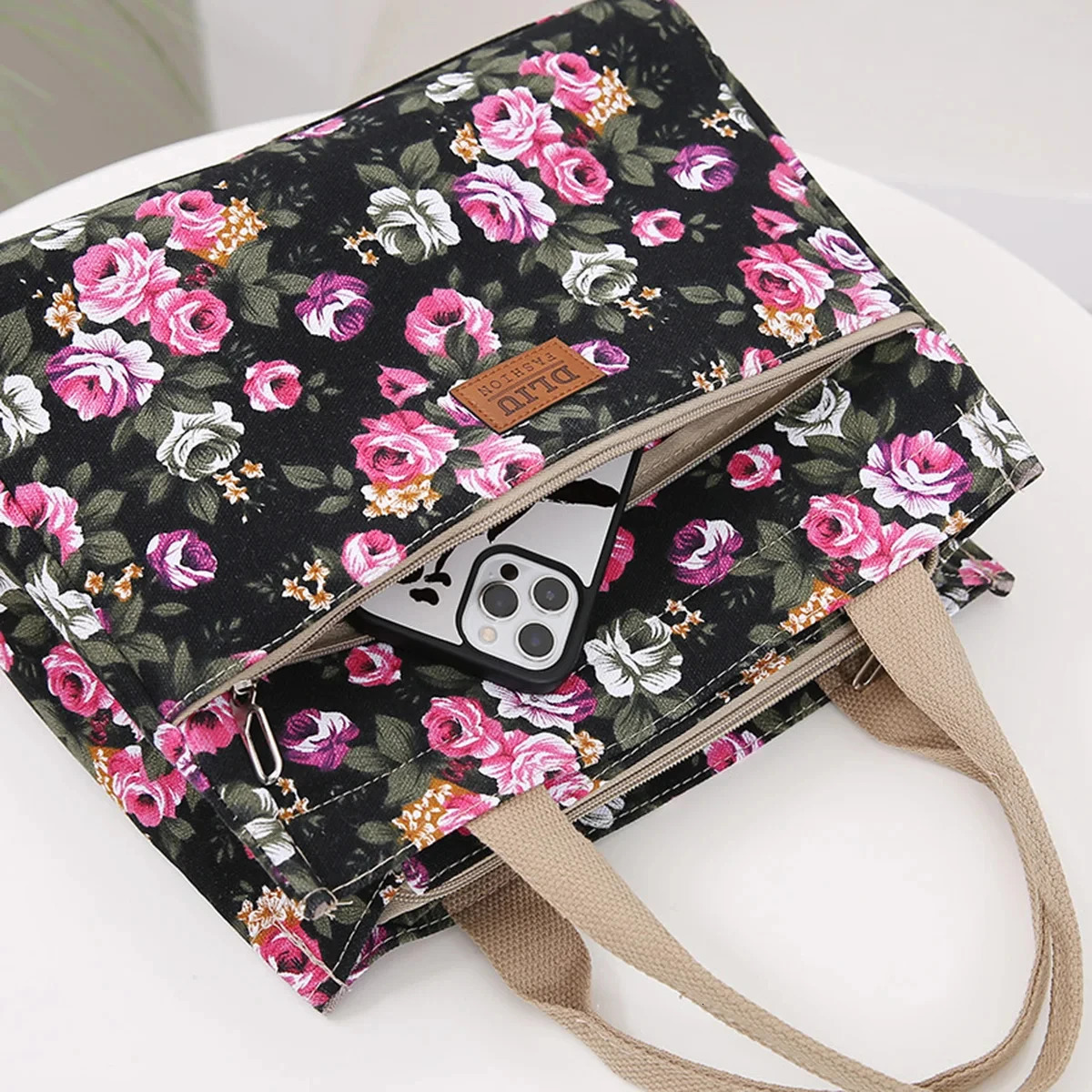Fashionable printed handbags portable canvas lunch bags womens casual handbags and bento mom bags for picnic trips 241008