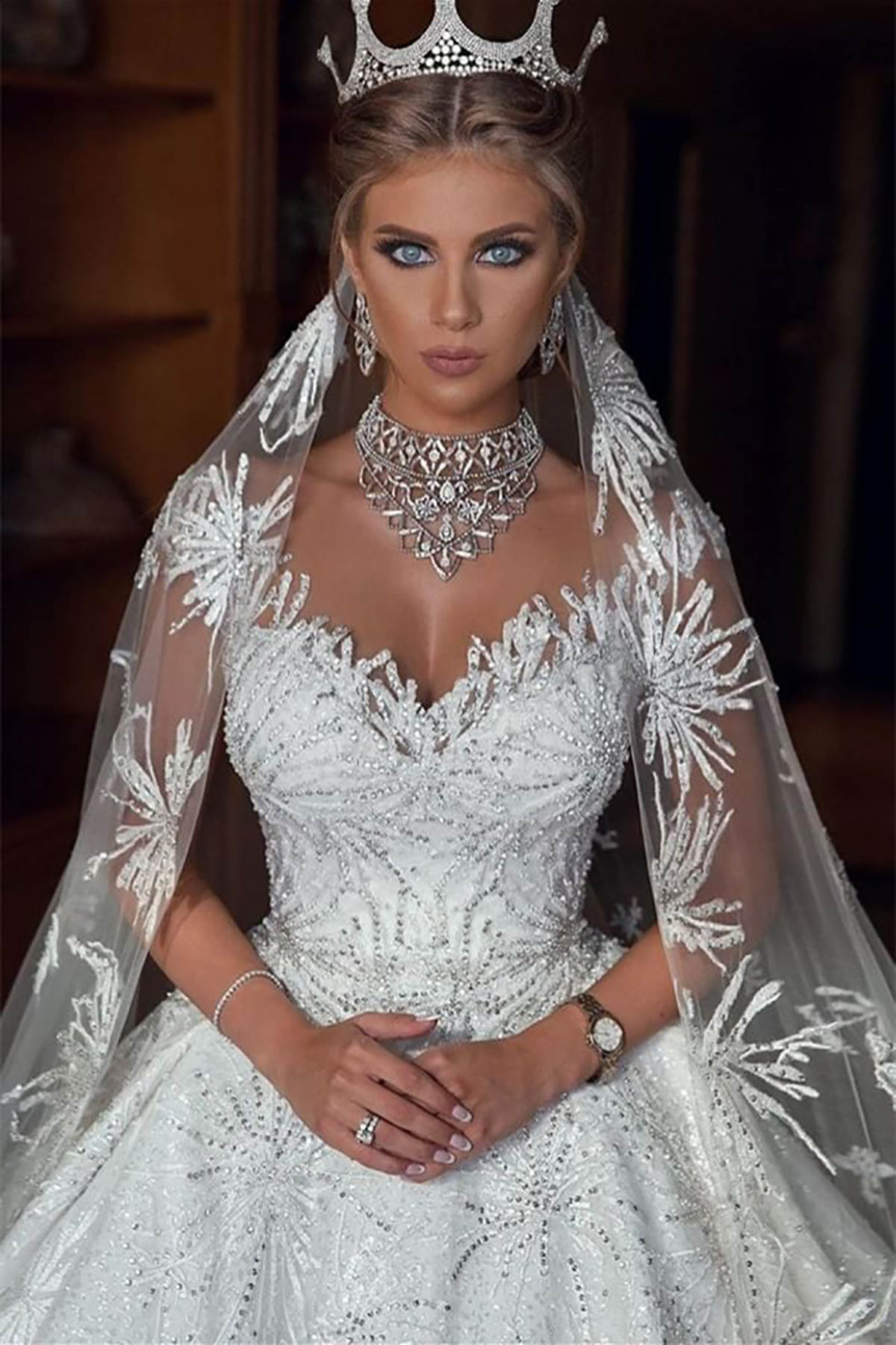Gorgeous A Line Wedding Dress Appliques Beaded Sequins V Neck Sleeveless Bride Gown Pleat Sweep Train Bridal Dresses Custom Made