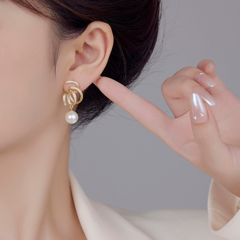 Fashionable, minimalist, cool spiral ribbon elegant temperament and versatile design. Full dia zircon, sier needle earrings with a sense of design