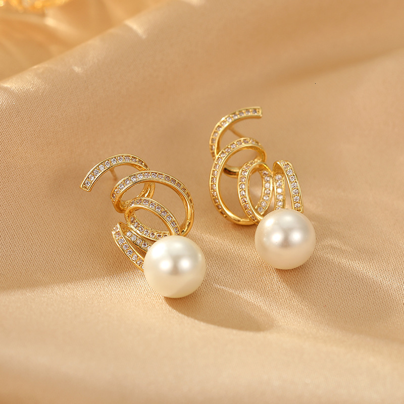Fashionable, minimalist, cool spiral ribbon elegant temperament and versatile design. Full dia zircon, sier needle earrings with a sense of design