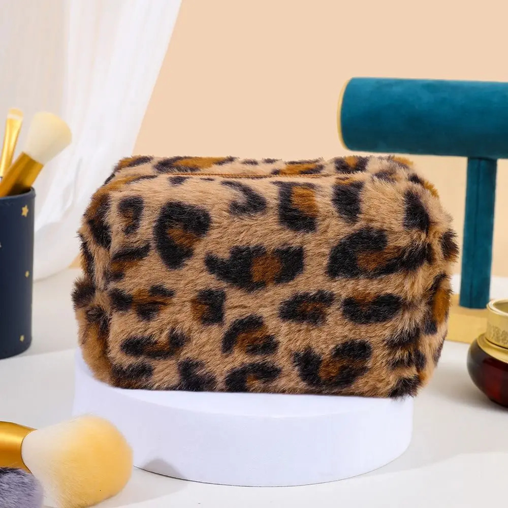 Leopard Print Makeup Bag High Quality Large Capacity Zipper Toilet Bag Portable Plush Travel Organizer 241008