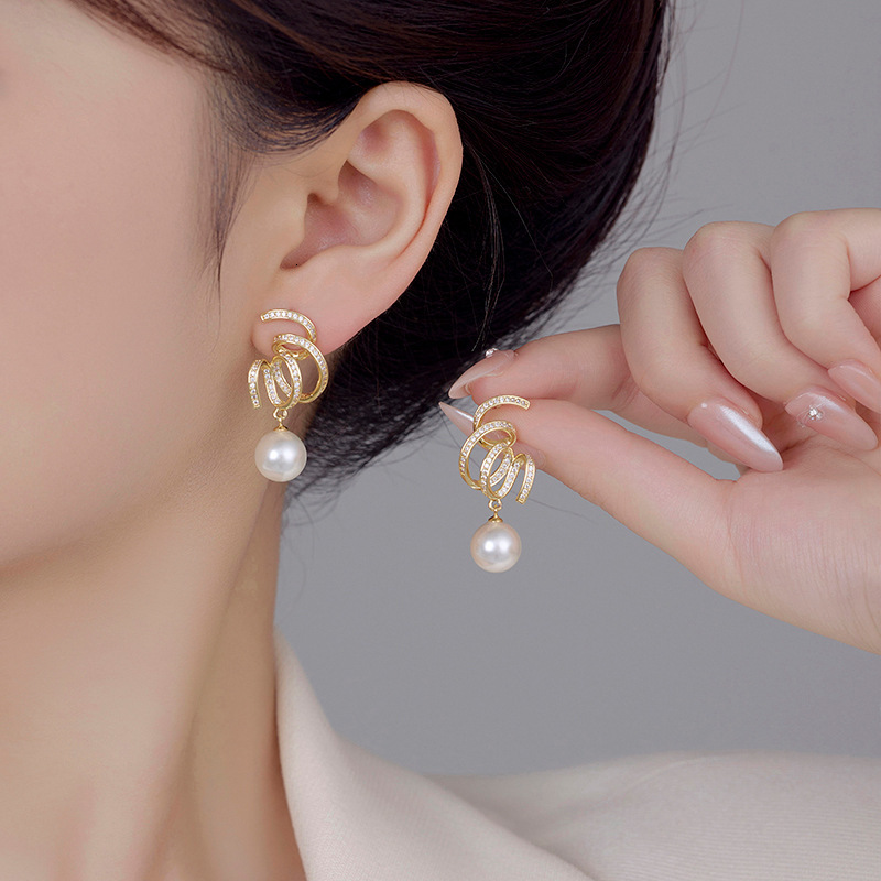 Fashionable, minimalist, cool spiral ribbon elegant temperament and versatile design. Full dia zircon, sier needle earrings with a sense of design
