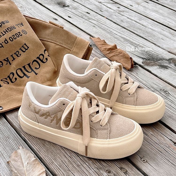 Small and niche thick soled board shoes for female students, versatile design sense, white shoes, 2024 new model