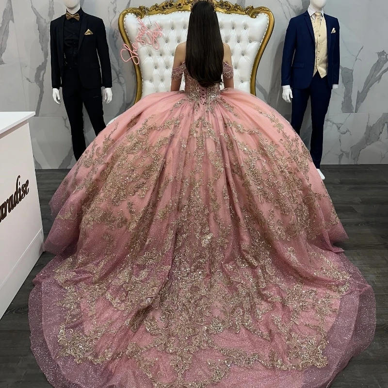 Luxury Pink Off the Shoulder Ball Gown Quinceanera Dresses Vestidos De 15 Gold Lace Applique Beads Tull Sweet 16 Birthday Party