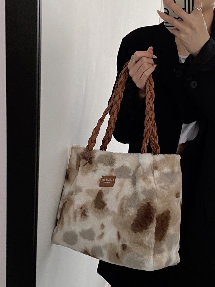 Autumn and winter large capacity fur bag female new class commuter shoulder bag niche everything plush Tote bag
