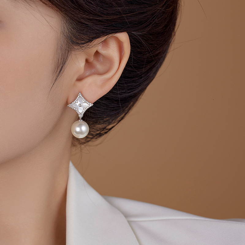 asymmetrical earrings, mother of pearl four leaf wer, new exquisite design, high-end feeg, needle earrings