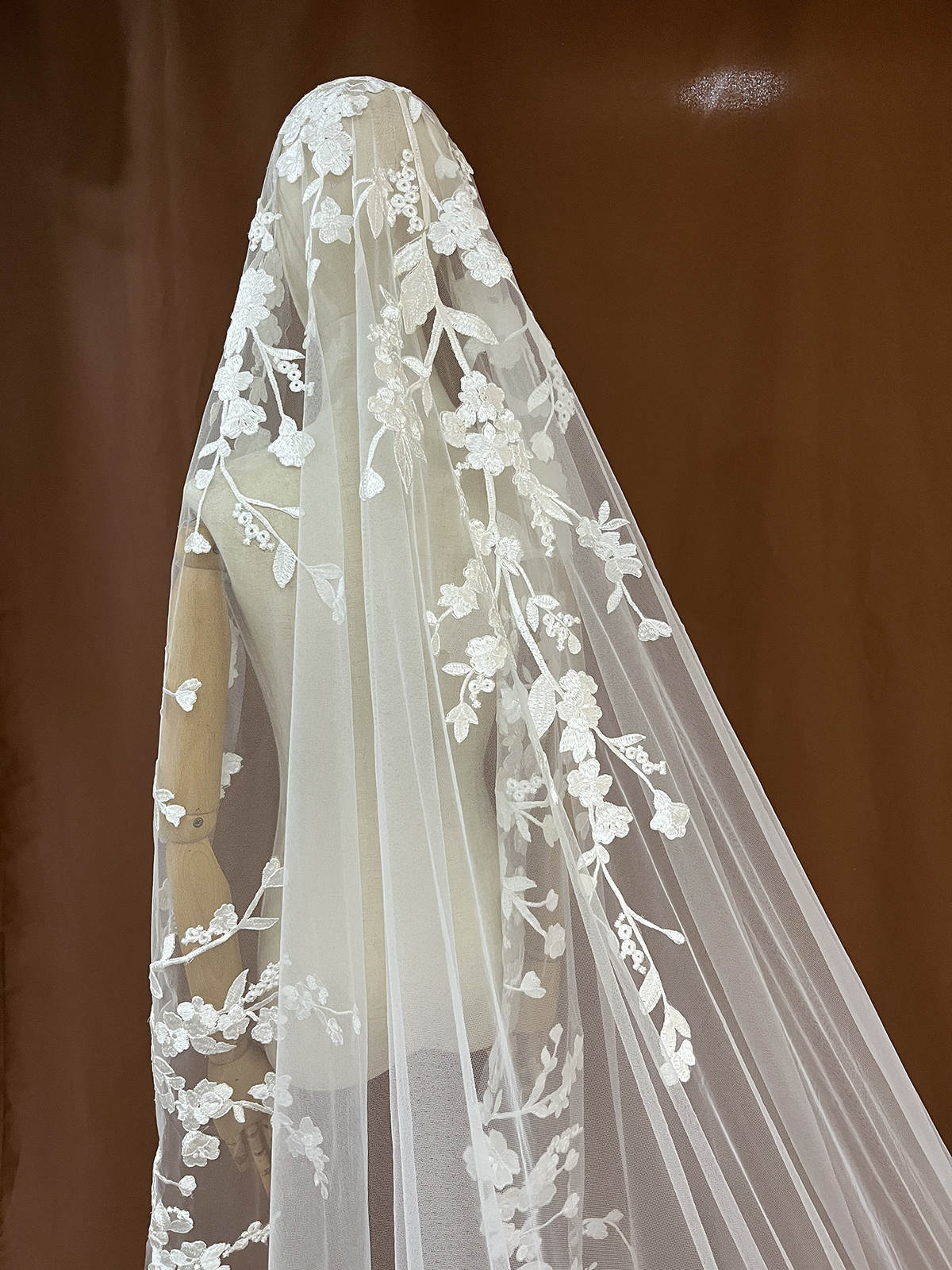 Gorgeous Wedding Veil Appliques One Layer Long Chapel Length Veils Applique Edge Custom Made Bridal Accessories High Quality