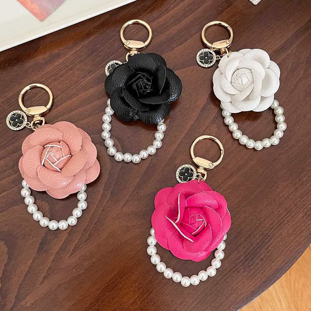Keychains Lanyards Elegant PU leather rose camellia keychain imitates pearl keychain womens bag charm pendant pavilion car keychain J241010