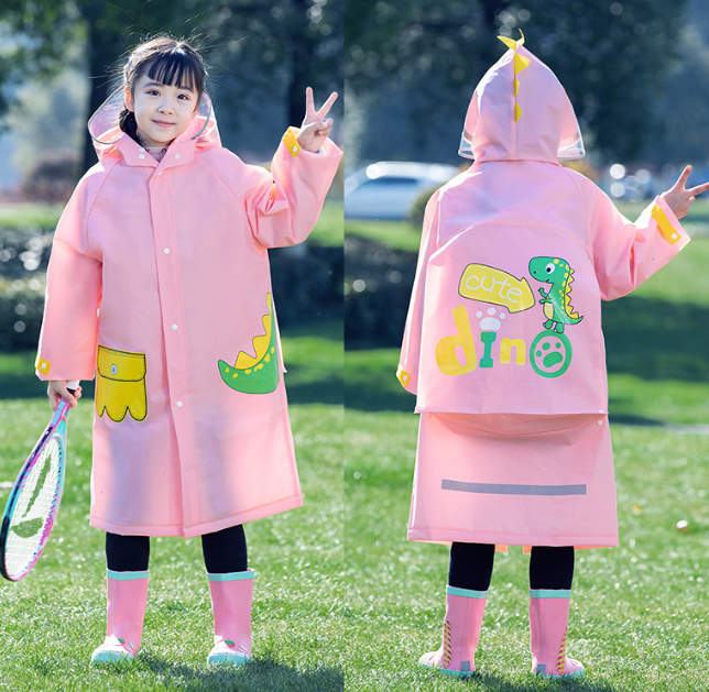 Children wearing hats and raincoats can travel with peace of mind