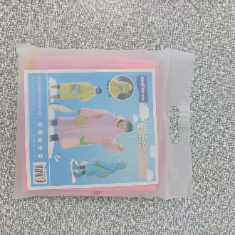 Children wearing hats and raincoats can travel with peace of mind