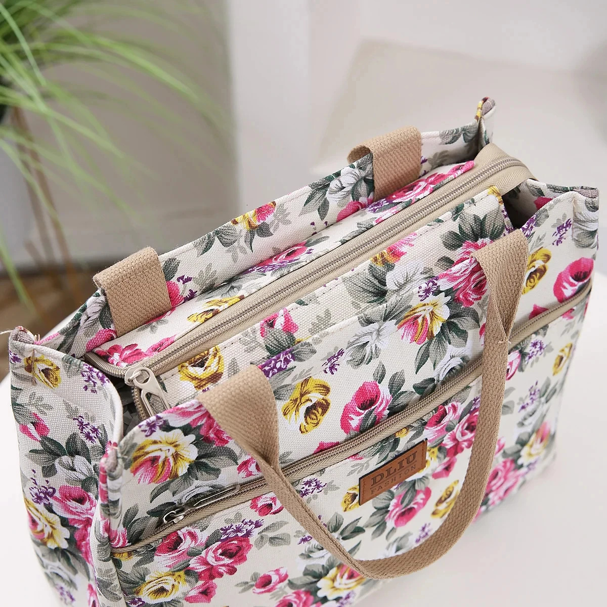 Fashionable printed handbags portable canvas lunch bags womens casual handbags and bento mom bags for picnic trips 241008
