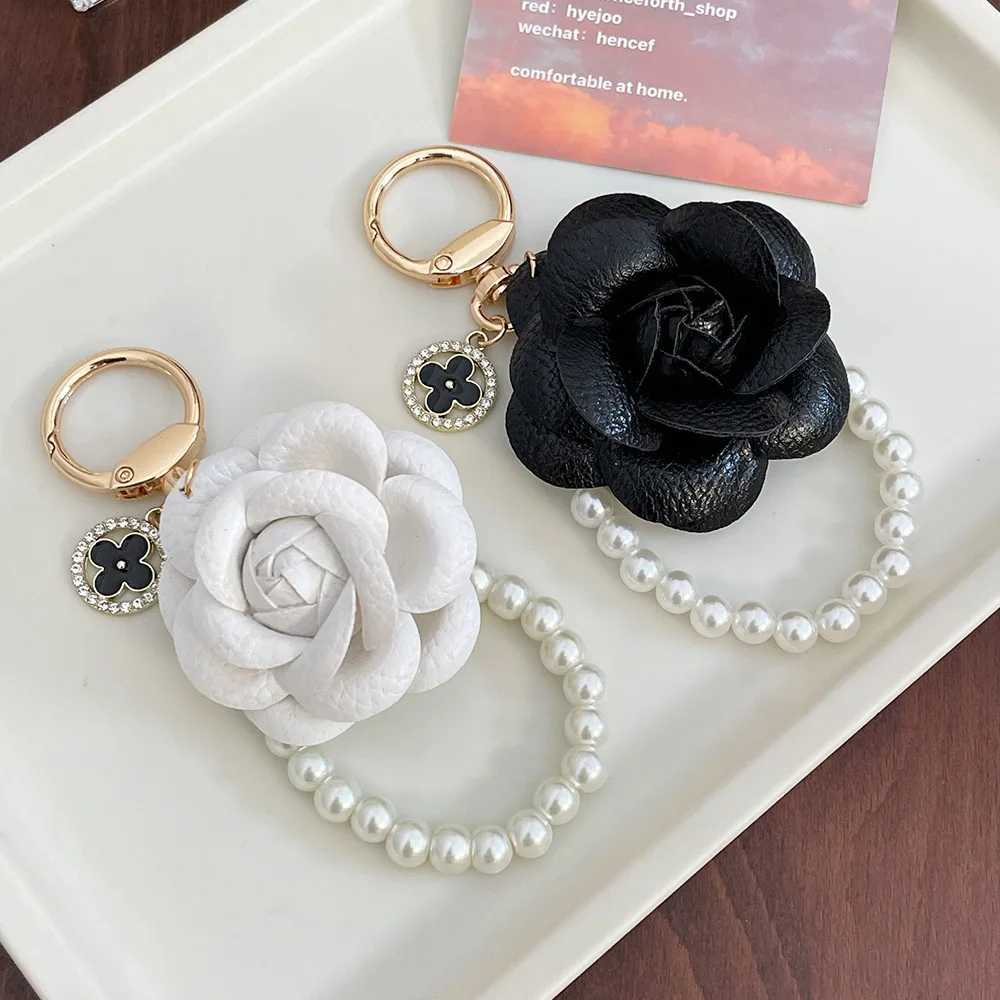 Keychains Lanyards Elegant PU leather rose camellia keychain imitates pearl keychain womens bag charm pendant pavilion car keychain J241010