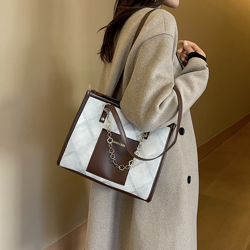 Women's large capacity commuting textured handbag winter new versatile Korean version armpit tote women's bag