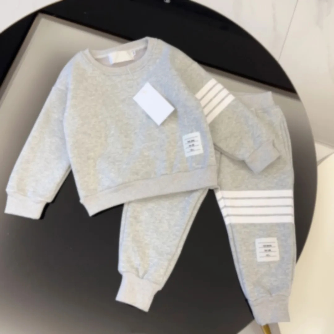 Rompers Kids Tracksuit Designer Clothes Sporty Sweatsuit Autumn Winter New Two Piece Set Long Sleeve Hooded Hoodie And Sweatpants Childrens C