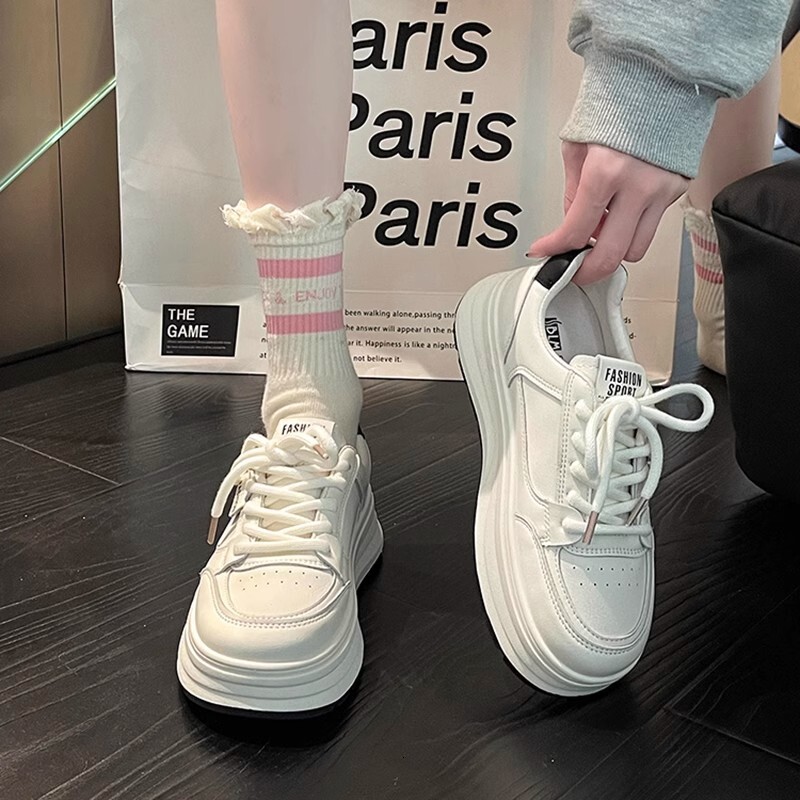 Small and niche design, increased comfort, versatile white shoes for women, 2024 summer new item, slimming, thick soled, simple women's shoes