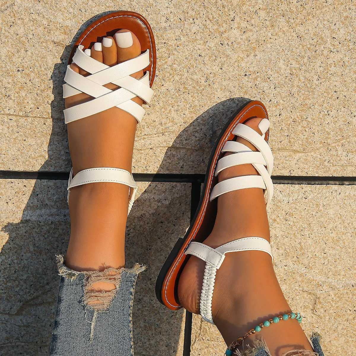Summer new womens flat Roman shoulder strap sandals with non slip rubber soles fashionable womens shoes Y241011