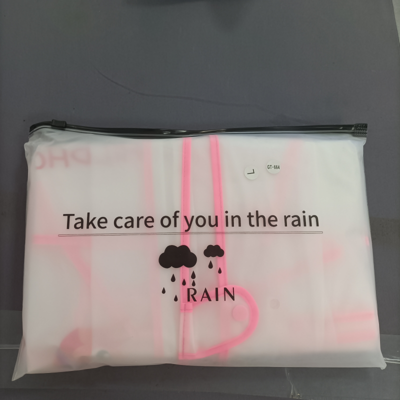 Children's raincoats effectively block rainwater and protect every inch of their skin
