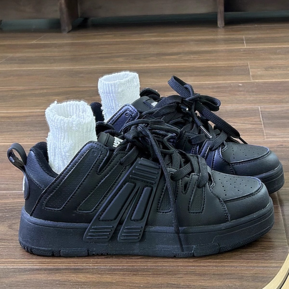 Small niche design sense board shoes women's Instagram trendy Korean version versatile black casual sports shoes 2024 spring new item