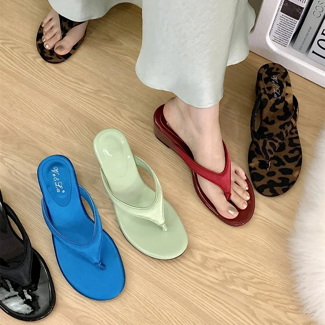 Shoes Womans Slippers Low On A Wedge Rubber Flip ps Slides Heeled Mules Leopard Summer Hawaiian High Fabric Rome leopar 241010