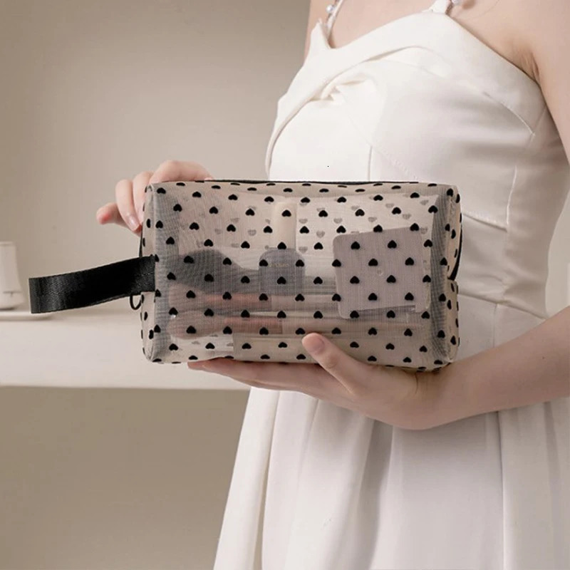 Heart shaped transparent mesh makeup bag multifunctional and portable womens cosmetics storage bag womens toilet lipstick organizer bag 241008