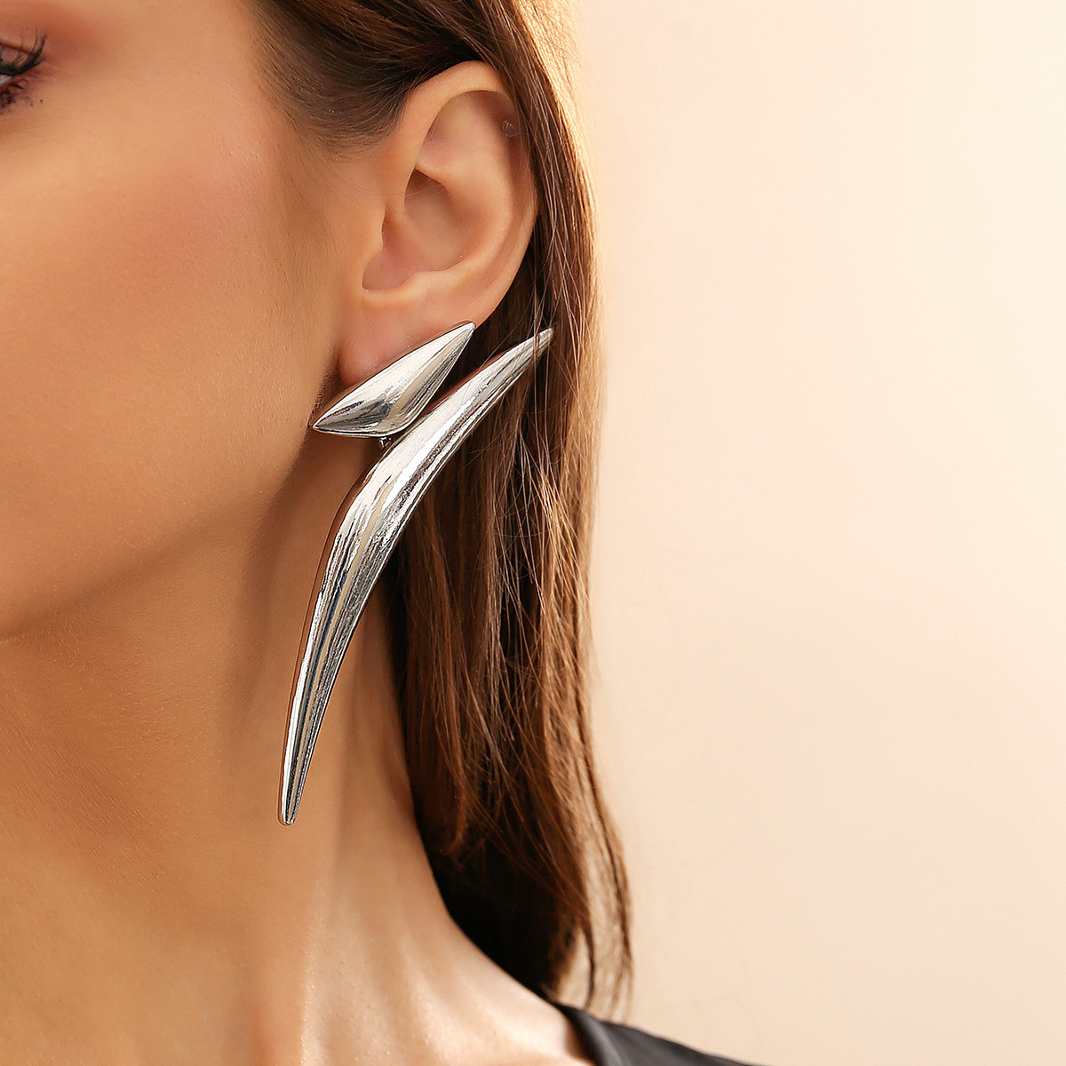 Exaggerated design of jewelry, geometric triangle curved earrings, female personality trend, metal pointed earrings - view 4