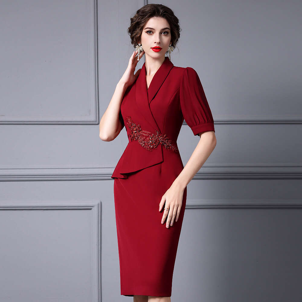 s high-end commuting style suit skirt with diamond embellishments at the waist to show off body shape buttocks wrapped dress new for spring/summer 202