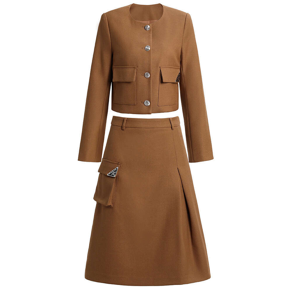 Smart womens clothing with a light luxury high-end feel high waist and slimming look. This years popular A-line skirt two-piece set for autumn 2024