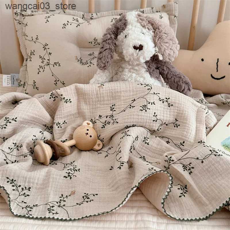 Blankets Swaddling 1Pcs Printing Cotton Muslin Baby Blanket Retro Edge Newborn Swaddle Wrap Infant Receiving Blanket Double Layers Kid Bath Towel L240
