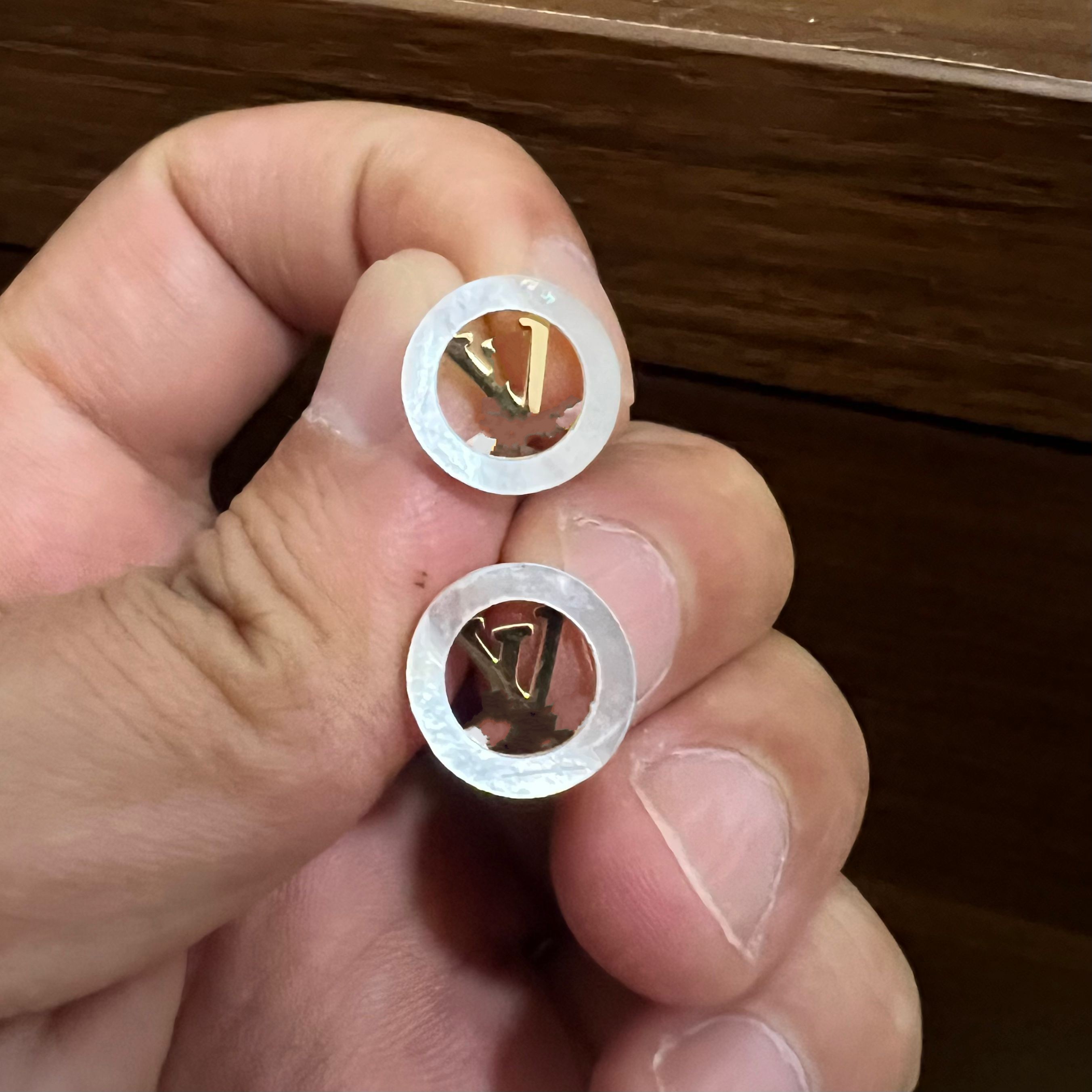 Small 1cm 316L stainless steel branded designer full shell pearl V stud 18k Gold silver rose women men letter logo engrave earrings wedding jewelry daily outfit